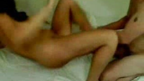 Ruskeaverikkö vaimo haluaa laittaa silmät ja harrastaa seksiä miehen kanssa