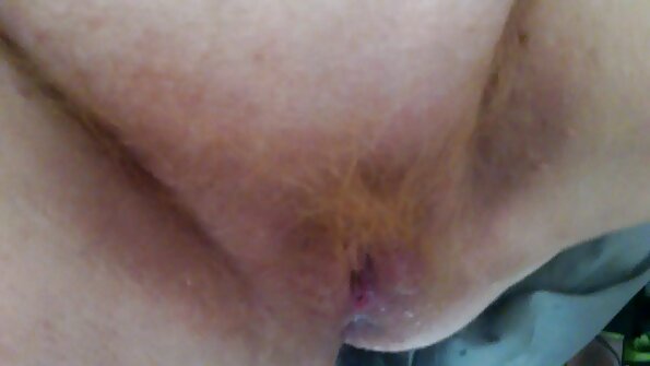 Kuuma brunette, joka on mukava teline on saada hänen pillua ja suu perseestä