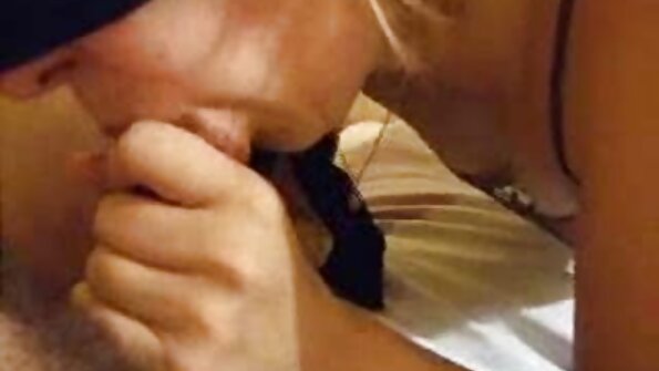 Kaksi goottilaista lesboa, joita hallitsee heidän lateksista rakastajattarensa