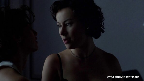 Hyvänmuotoinen ruskeaverikkö ja hieroja nauttivat kuumasta seksistä