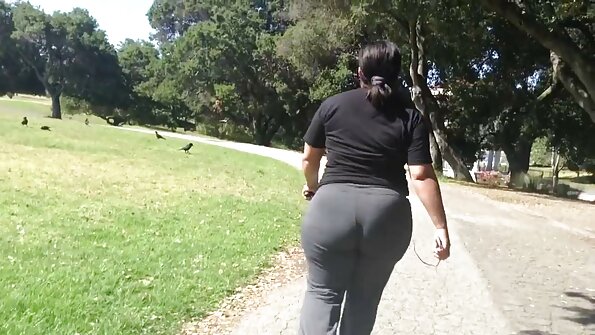 Xander haluaa rentoutua hotellihuoneessa, mutta Monique Alexander ilmestyy