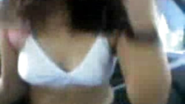 Äiti opettaa tyttärelleen kuinka käsitellä isoa hakkaa kolmikossa