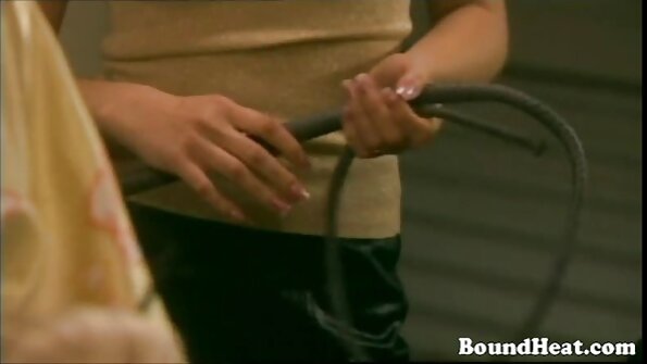 Hullu mies näkee tyttöystävänsä tatuoinnin seksin aikana sohvalla