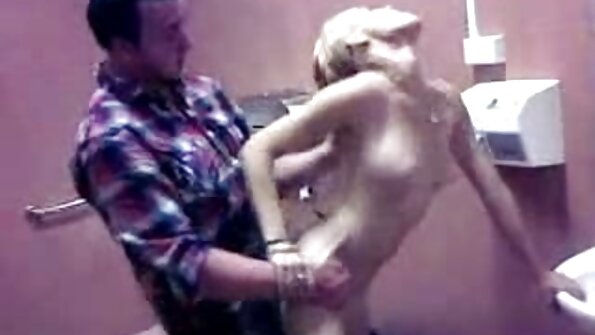 Tiukka runkoinen blondi kestää vakavaa helvettiä makuuhuoneessa