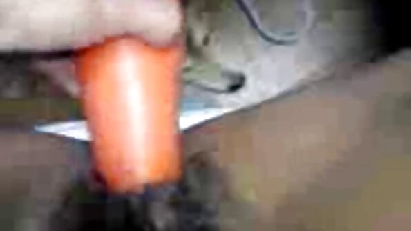 Kaksi tyttöä hoitaa miestä seksikkäissä pariskunnissa tänään