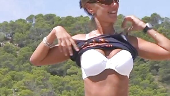 Bimbo, jolla on kuuma pyöreä perse, imee kukkoa kuin ammattilainen