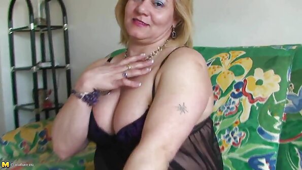 Kuuma nukke, joka rakastaa anaaliseksiä, saa sängyssä