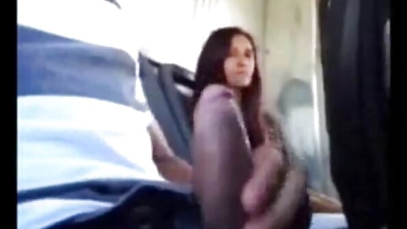 Blondi söpöläinen, jolla on isot tissit, nauttii tästä kovasta mulkusta kuin todellinen lutka