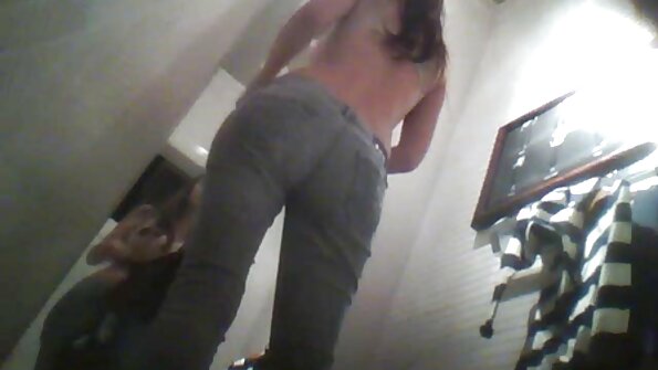 Kuuma aamuseksi kylpyhuoneessa kauneuden kanssa