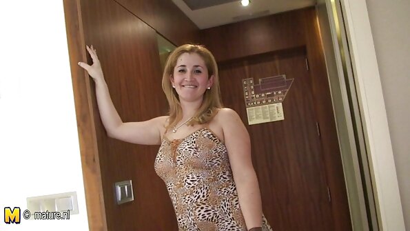 Eksoottinen vauva, jolla on enkelin kasvot, imee varovasti pystytettyä nussiä