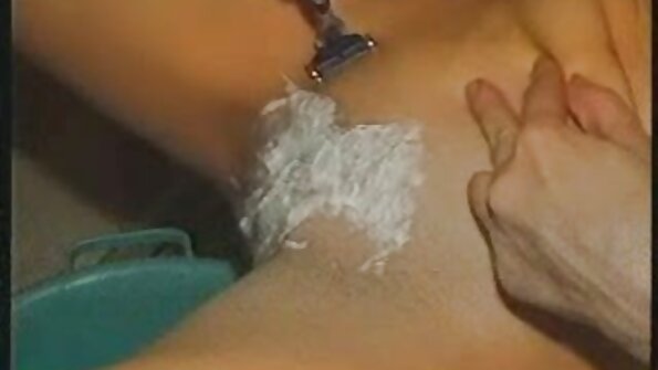 Kiehtova aasialainen vauva levittää jalkojaan kovan jysäyksen takia