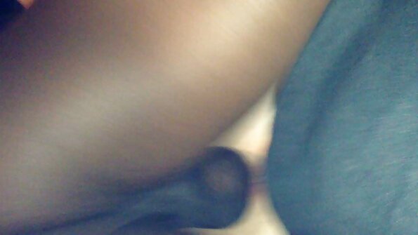 Musta nainen, jolla on mukavat tissit, nousee sängylle