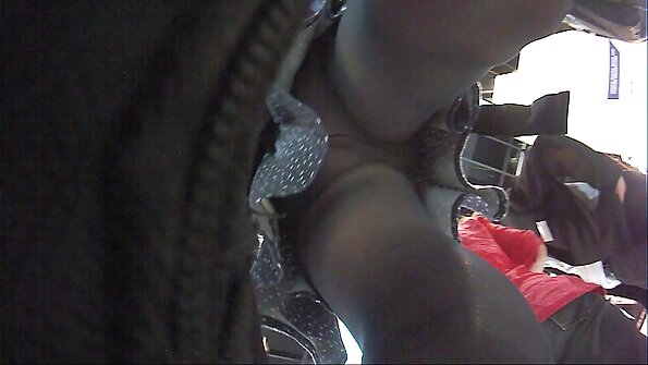 Kurvikas jumalatar Abbey Brooks on valmis ratsastamaan täydellisellä lihasauvalla