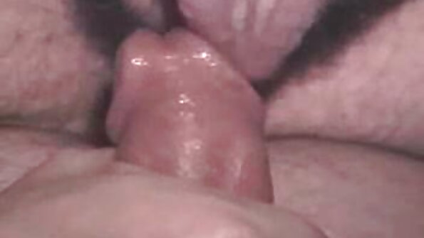 Kolme tyttöä on sängyssä, saamassa kovaa suurta mulkkua