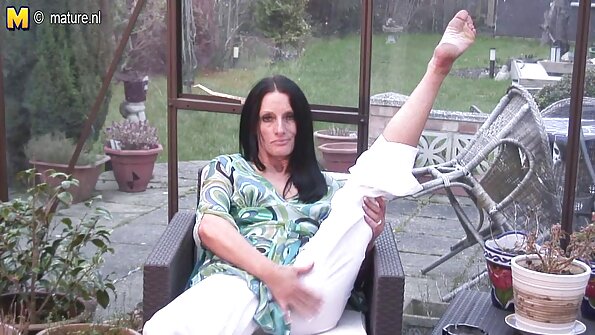 Kaksi laiha poikaset ottaa lesbo hauskaa uima -altaalla