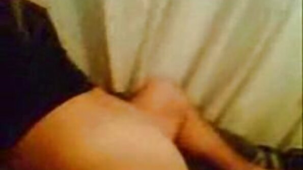 Kurvikas MILF rakastaa kukkoansa ja tuntuu pomppivan ylös ja alas