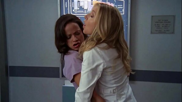 Poikasen kanssa rusketus linjat hänen fake tissit on perseestä hänen kuuma perse