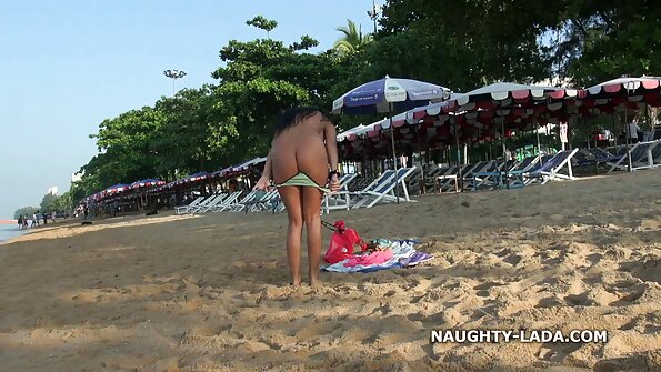 Eebenpuinen hunaja, jolla on suuret väärennetyt rinnat valkoisella schlongilla