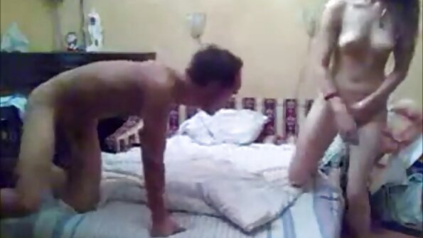 Kaksi hämmästyttävää blondi naista ovat ulkona ja he saavat perseestä