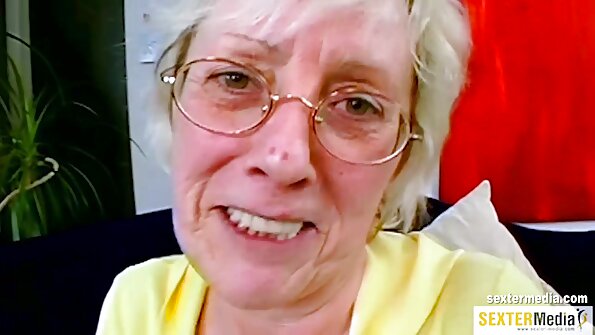 Isorintainen Alexis Fawx ratsastaa jättimäisellä mustalla kukolla ilolla