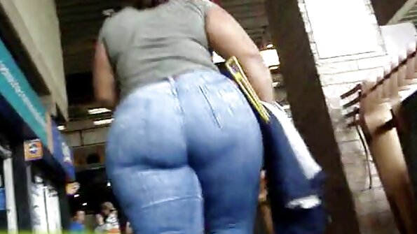 Karmen Karma nussii kuin koulutyttö lutka pimeässä luokkahuoneessa