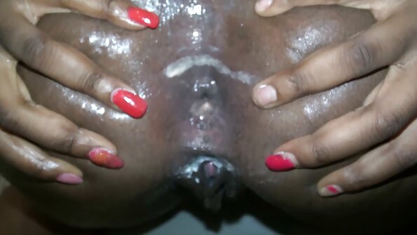 Busty pinup babe seksikkäillä tatuoinneilla on kyse helvetistä tänään