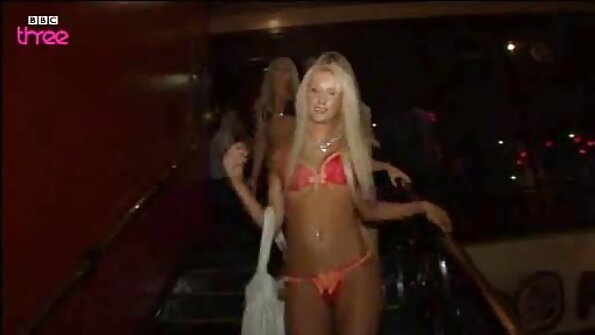 Tyttö haluaa rahaa ja helpoin tapa saada se on helvetti