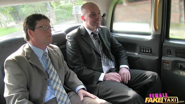 Povekas tyttö, jolla on mukava teline, saa perseestä sängylle