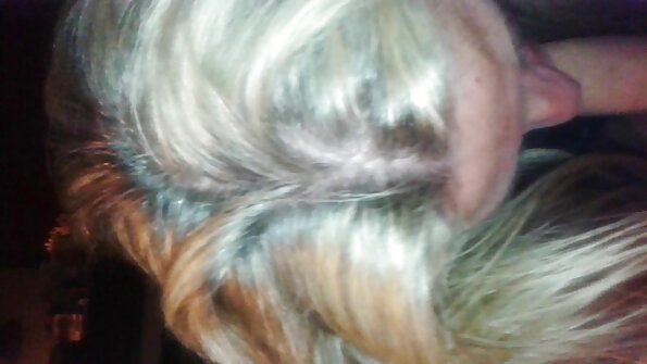 Musta milf Diamond Jackson avaa jalkansa valkoiselle mulkulle