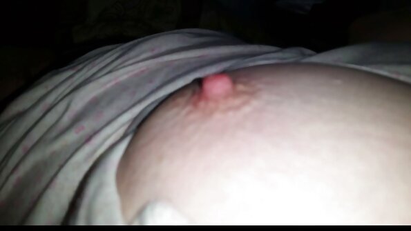 Blondi tottelevainen tyttöystävä saa perseestä ollessaan hihnassa