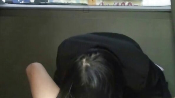 Kaksi tyttöä, jotka rakastavat pillua, maistavat toisiaan ennen kameraa