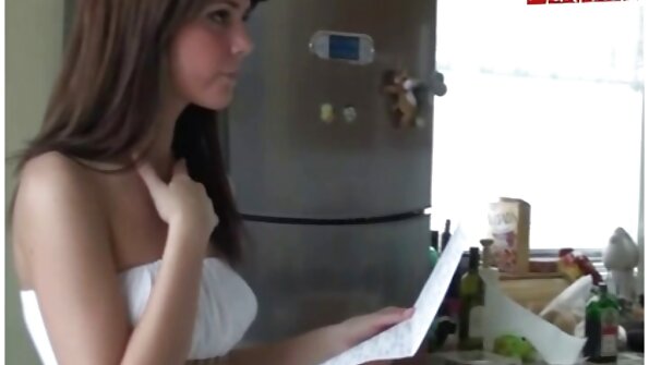 Kuuma blondi sallii kameran siirtyä lähelle kuvaamaan näyttöään