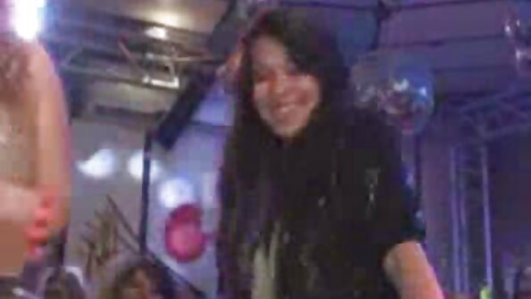 Kuuma narttu saa hänen pillua rammed kylpyhuoneessa