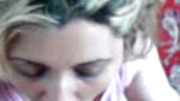 Kaunis nainen herättää miehensä kuumalla aamuseksillä täällä