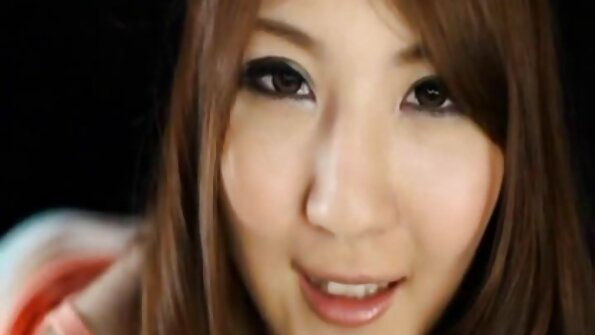 Blondi ottaa kylvyn miehensä kanssa ja hän nussii suihkussa