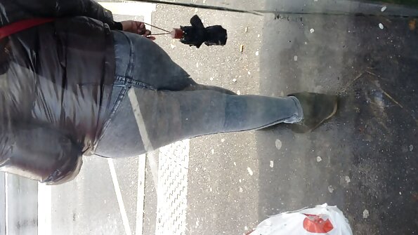 Inked babe kanssa fake tissit saa iso pecker