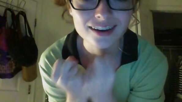 Iso rintainen minx on laatat ja hän saa suuren munaa