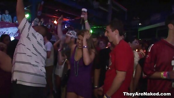 Pigtailed aasialainen teini on rotujenvälinen seksi musta mies saappaat