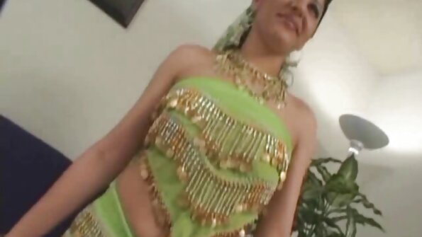 Näyttävä aasialainen tipu tekee tuhmia asioita kameralle