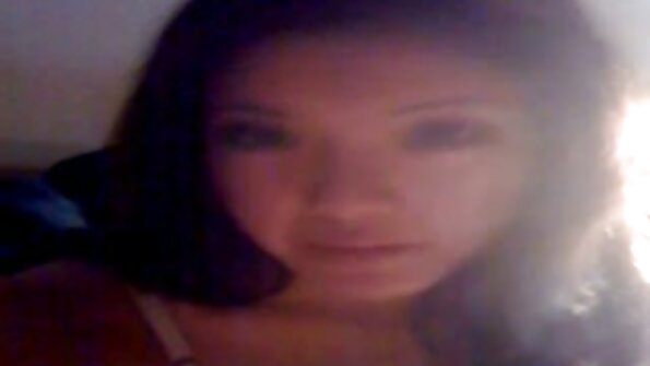 Narttu, jolla on luonnolliset tissit, saa pillun nuolee todella hyvin