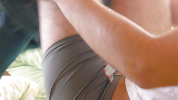 Kuuma tumma aasialainen, jolla on isot tissit, saa munaa suuhunsa