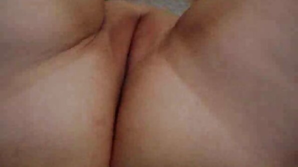 Elektra Rose ottaa munaa takaapäin hotellin sängyssä