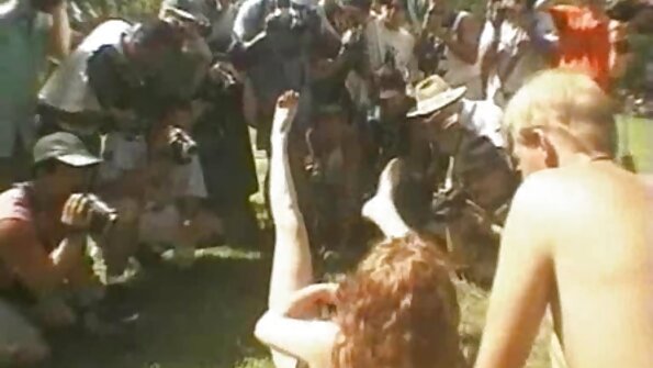 Upea vauva on onnellinen, että hän on perseestä tuolla mustalla sohvalla