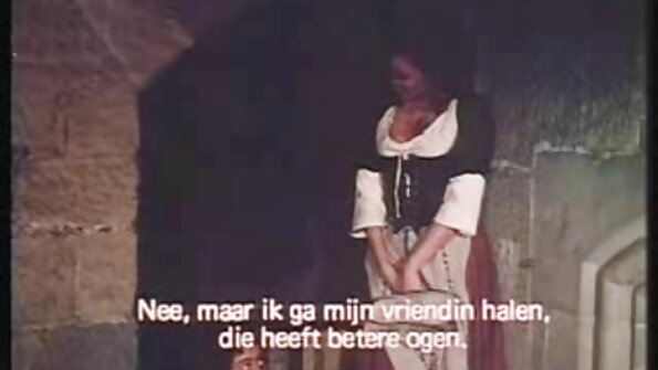 Kaksi intohimoinen babes ottaa kuuma lesbo seksiä