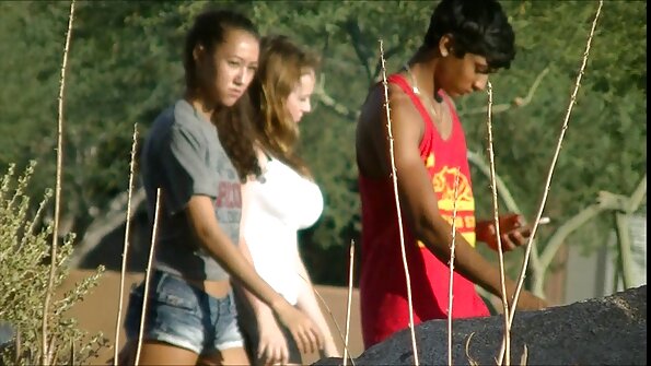 Poika on valmis täyttämään hurmurin tiukan reiän lihasauvallaan