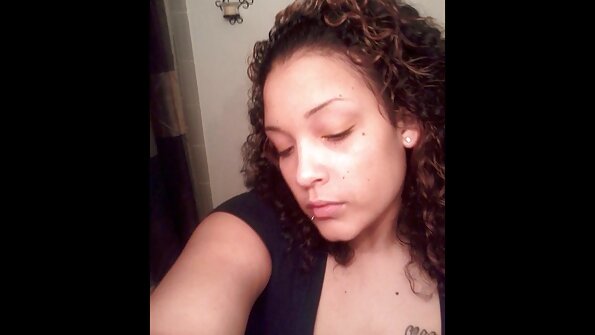 Kuuma vauva hijabissa ottaa kovaa kukkoa lattialle