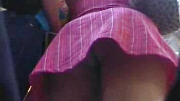 Söpö poikaset lenkkarit jakaa hänen iso kalu innokkaasti