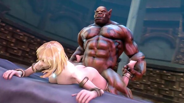 Kaunis teini, jolla on luonnolliset tissit naulattu sohvalle ystävän isän kanssa