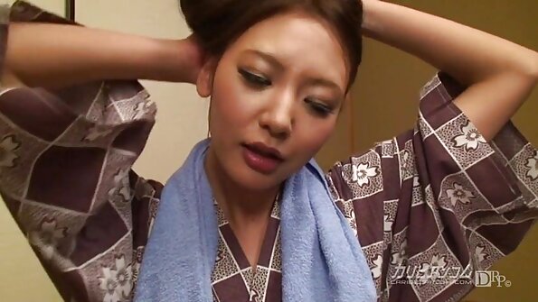 Täysin rintainen blondi ottaa kovan kukon takaa ja sitten hän imee sen