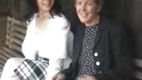 Kaksi poikaset ovat menossa alas toisiaan perverssi kolmikko